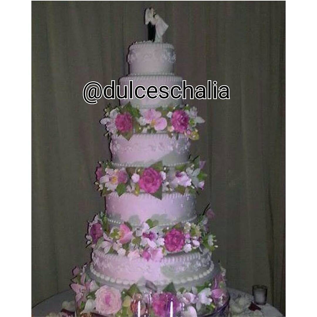 Pastel de boda elegante o Chalia decorando un postre